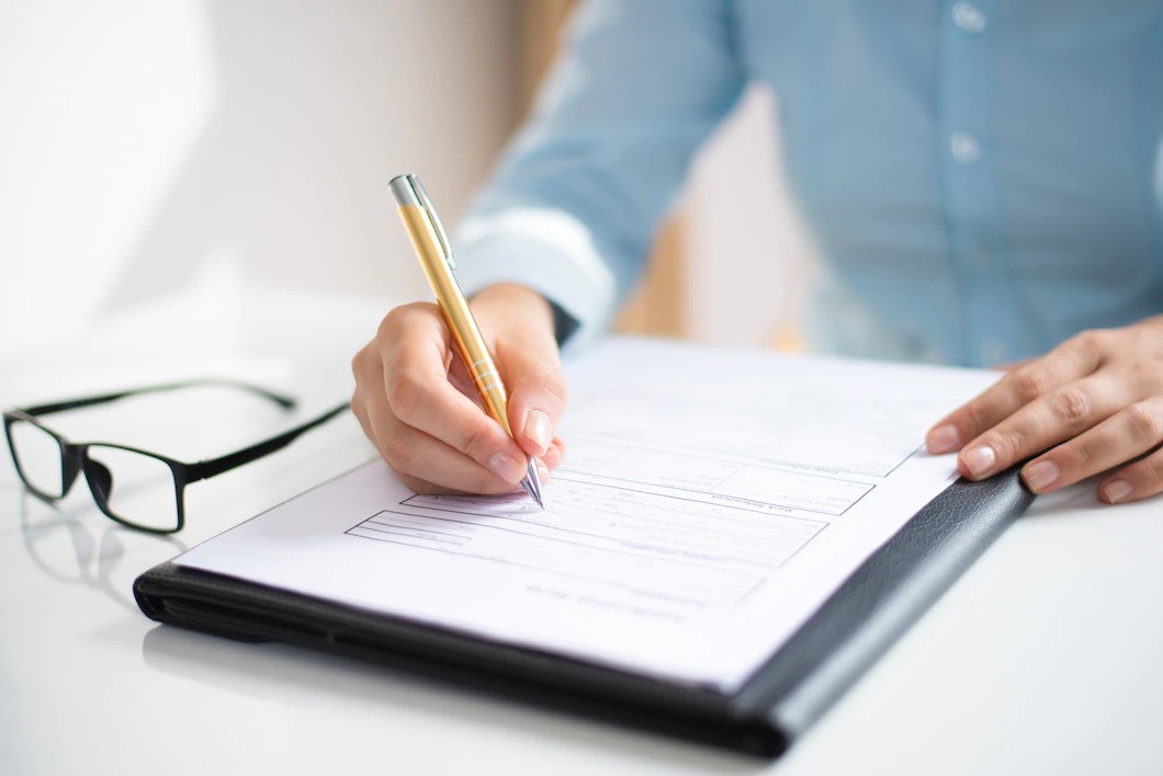 closeup-business-woman-making-notes-document_1262-16051