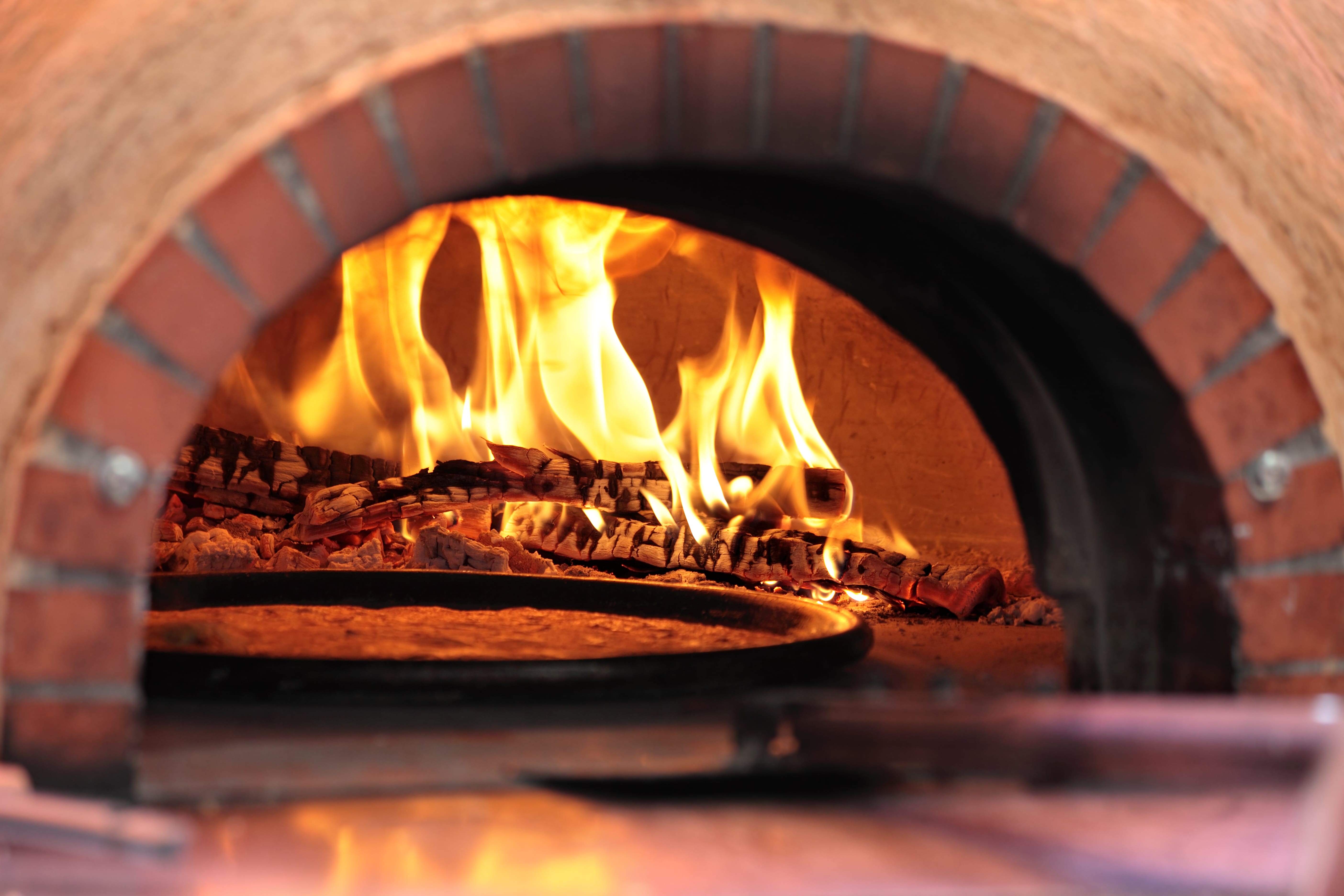 Scegliere la legna per il forno a legna di una pizzeria
