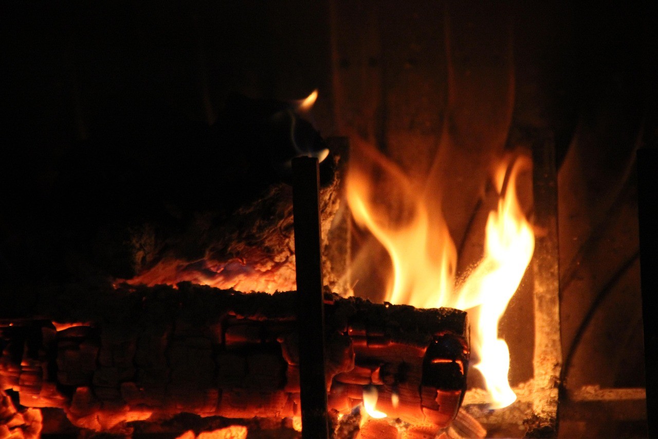 Accendere il caminetto in modo ecologico: metodi e materiali consigliati