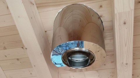 Sicurezza della canna fumaria: perché è fondamentale un passaggio a tetto certificato